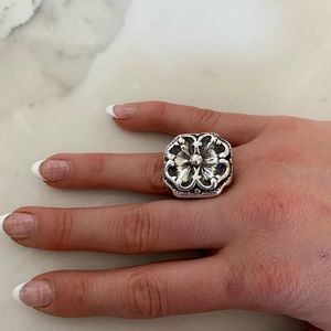 Sterling silver flower ring. Approx size 8.